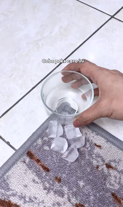 Bukan ditimpa benda berat, ini trik bikin ujung karpet melengkung jadi lurus pakai 1 bahan dapur