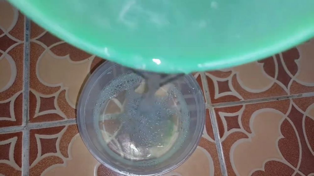 Modal Rp2.000, cara ibu muda bersihkan meja kayu kusam ini hasilnya kinclong lagi pakai 1 bahan dapur
