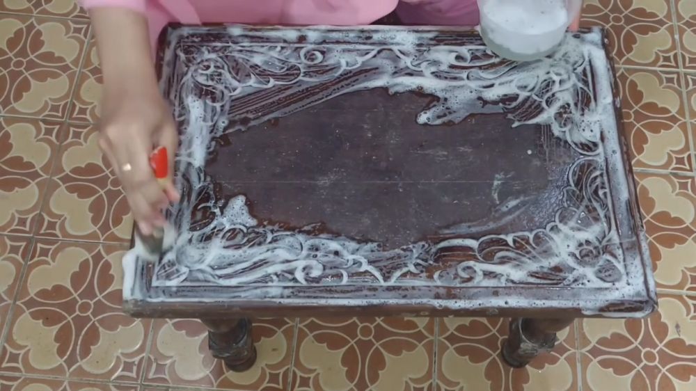Modal Rp2.000, cara ibu muda bersihkan meja kayu kusam ini hasilnya kinclong lagi pakai 1 bahan dapur