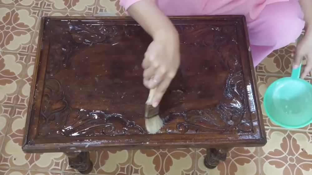 Modal Rp2.000, cara ibu muda bersihkan meja kayu kusam ini hasilnya kinclong lagi pakai 1 bahan dapur