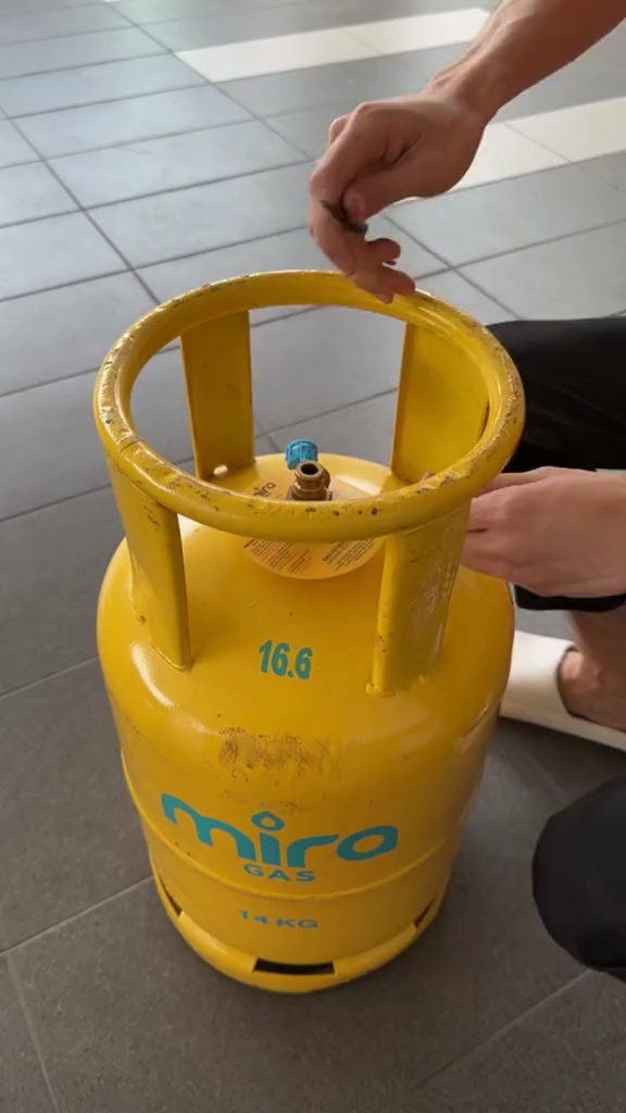 Tak perlu ditambal karet atau plastik, ini cara praktis hentikan tabung gas elpiji bocor tanpa alat