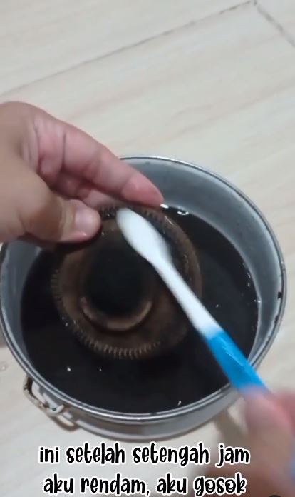 Tanpa disikat kuat, ini trik bersihkan burner kompor berkerak hitam agar kinclong pakai 1 bahan dapur