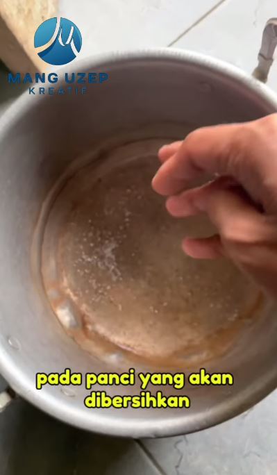 Tanpa disikat dan direndam air panas, ini trik bersihkan kerak di panci cukup pakai 1 bahan sederhana