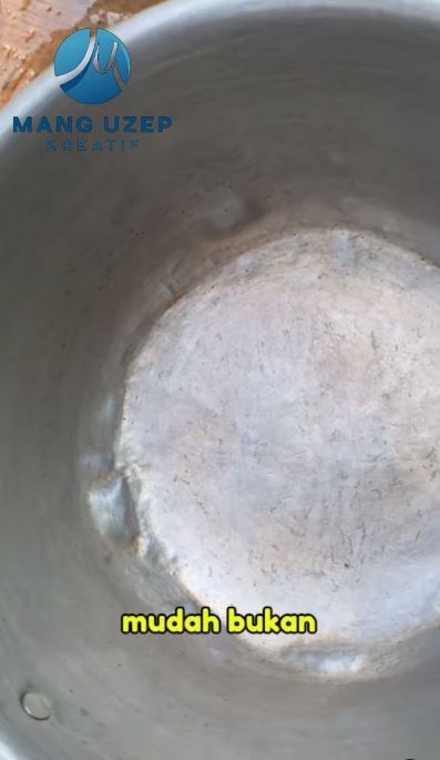 Tanpa disikat dan direndam air panas, ini trik bersihkan kerak di panci cukup pakai 1 bahan sederhana