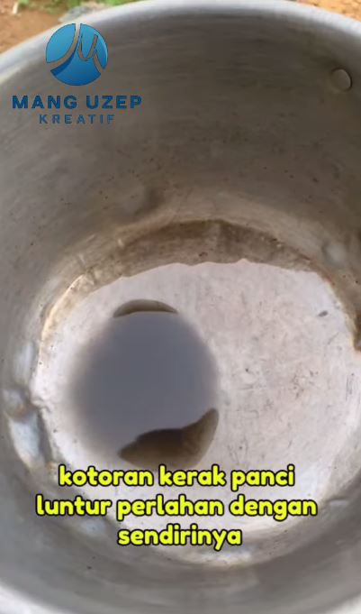 Tanpa disikat dan direndam air panas, ini trik bersihkan kerak di panci cukup pakai 1 bahan sederhana