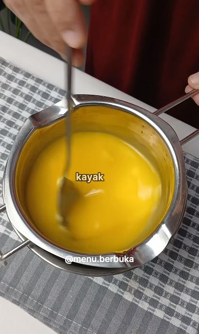 Jadi penyebab kue terasa seret, emak-emak ini punya trik lelehkan margarin agar tak mudah pecah