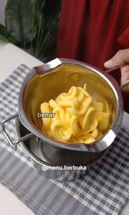 Jadi penyebab kue terasa seret, emak-emak ini punya trik lelehkan margarin agar tak mudah pecah