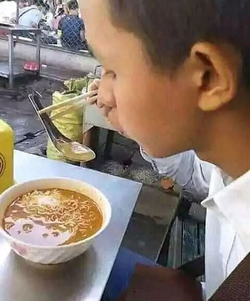 Kelakuan kocak pas lagi makan Berbagai sumber