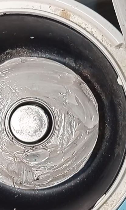 Auto kinclong dalam 10 menit, ini trik bersihkan kerak di dasar rice cooker tanpa cuka dan baking soda