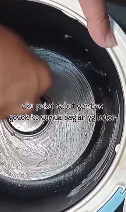 Auto kinclong dalam 10 menit, ini trik bersihkan kerak di dasar rice cooker tanpa cuka dan baking soda