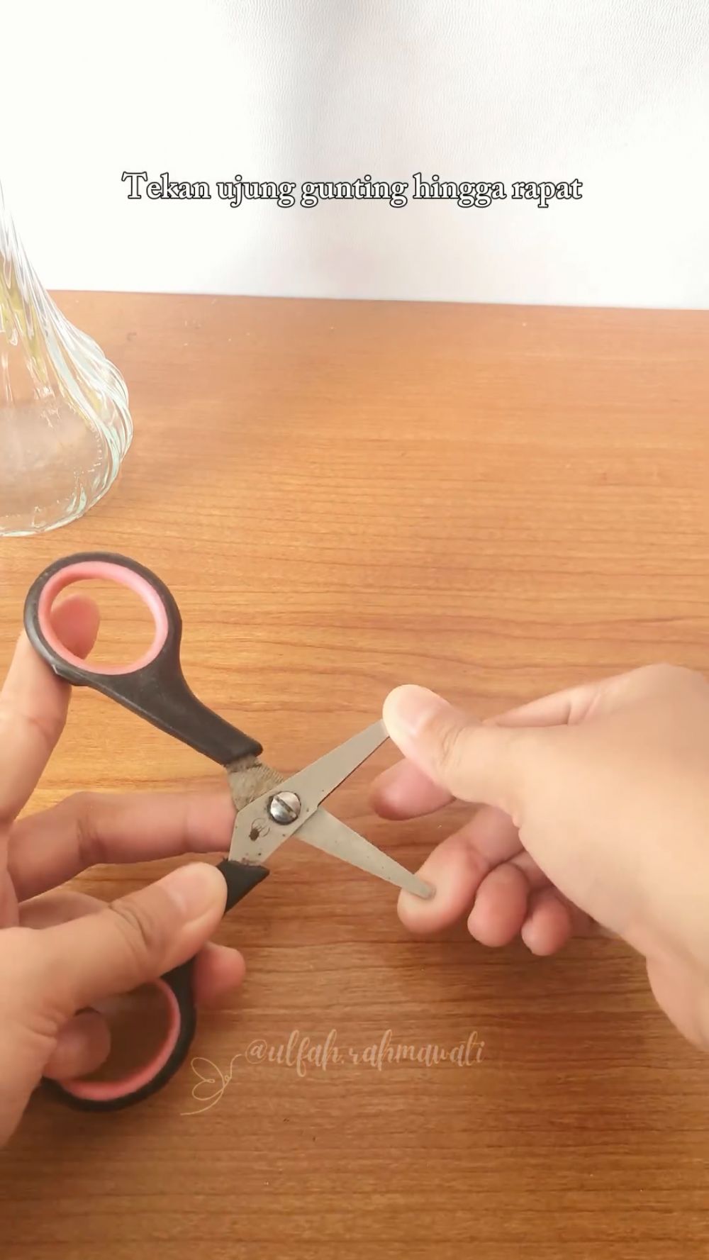 Bukan digosok ke kardus, ini trik mudah menajamkan gunting tumpul cuma pakai 1 sampah dapur