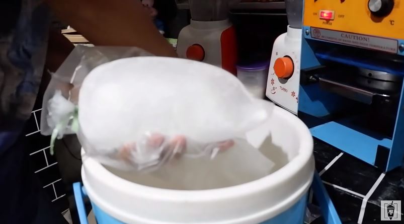 Tanpa dimasukkan karung, trik memecahkan es batu di dalam plastik agar cepat hancur dan tak berantakan