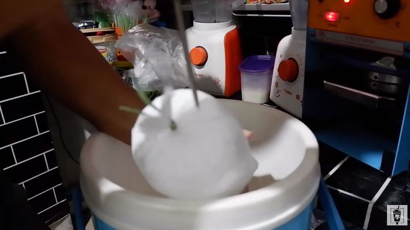 Tanpa dimasukkan karung, trik memecahkan es batu di dalam plastik agar cepat hancur dan tak berantakan