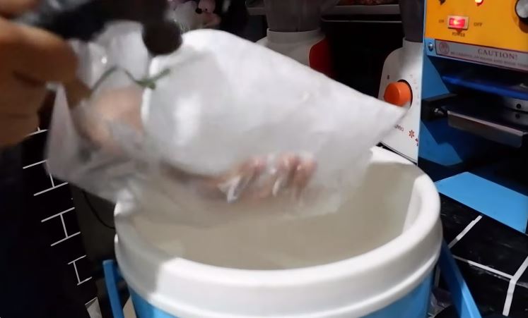 Tanpa dimasukkan karung, trik memecahkan es batu di dalam plastik agar cepat hancur dan tak berantakan