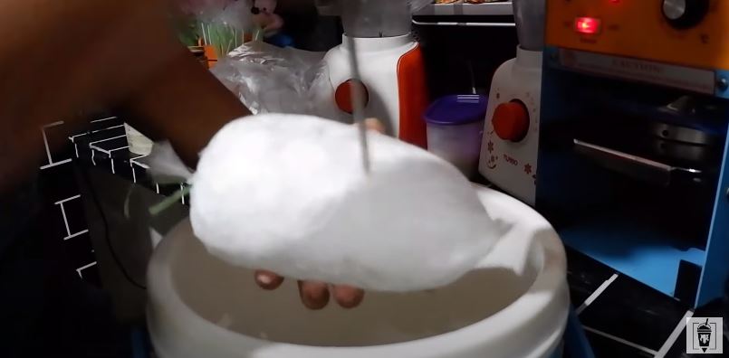 Tanpa dimasukkan karung, trik memecahkan es batu di dalam plastik agar cepat hancur dan tak berantakan