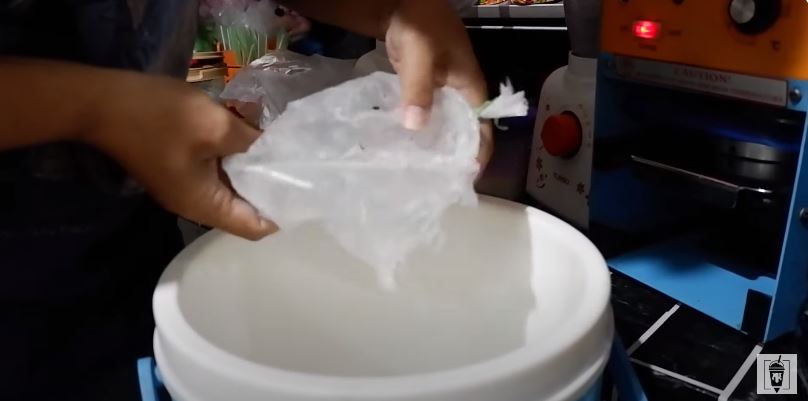 Tanpa dimasukkan karung, trik memecahkan es batu di dalam plastik agar cepat hancur dan tak berantakan