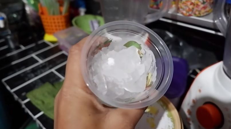 Tanpa dimasukkan karung, trik memecahkan es batu di dalam plastik agar cepat hancur dan tak berantakan