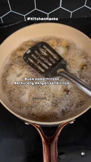 Bukan ditambah bawang, ini trik agar minyak goreng tak berbusa dan tetap jernih saat dipakai