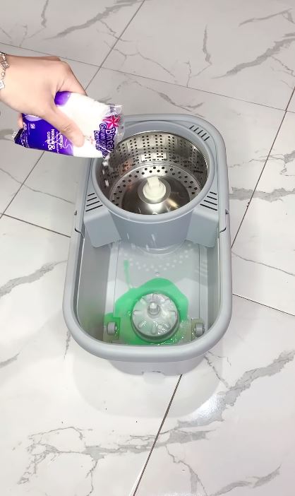 Trik mengepel lantai burik berkerak agar kinclong dan kesat hingga 2 minggu, cuma tambah 2 bahan dapur