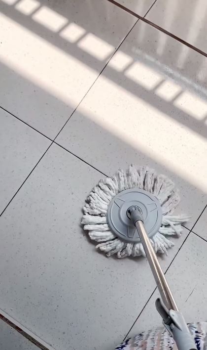 Trik mengepel lantai burik berkerak agar kinclong dan kesat hingga 2 minggu, cuma tambah 2 bahan dapur