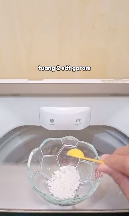 Bukan ditaburi kopi dan soda kue, ini trik menghilangkan bau pesing di kamar mandi pakai 2 bahan dapur