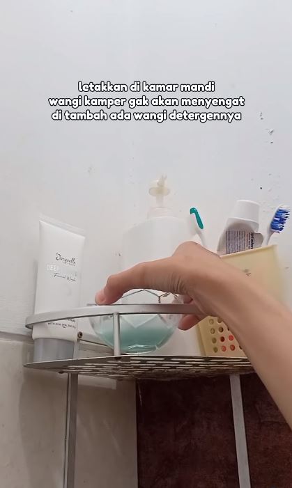 Bukan ditaburi kopi dan soda kue, ini trik menghilangkan bau pesing di kamar mandi pakai 2 bahan dapur