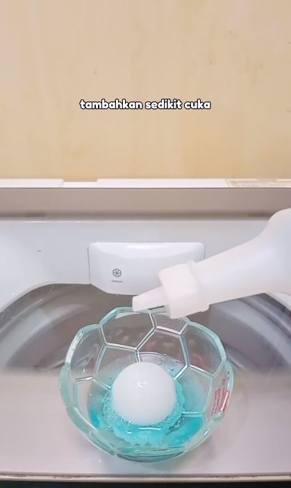 Bukan ditaburi kopi dan soda kue, ini trik menghilangkan bau pesing di kamar mandi pakai 2 bahan dapur