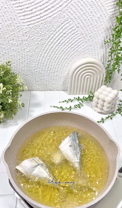 Tak perlu ditambah jahe, ini cara menggoreng ikan agar minyak tetap bening dan nggak bau amis