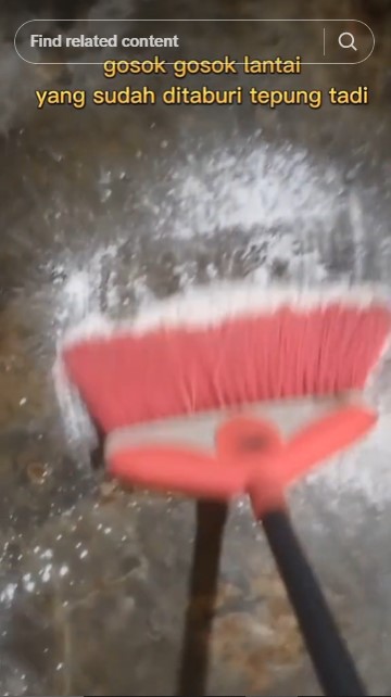 Tanpa dipel berkali-kali, ini trik bersihkan bekas tumpahan minyak di lantai pakai 1 bahan dapur