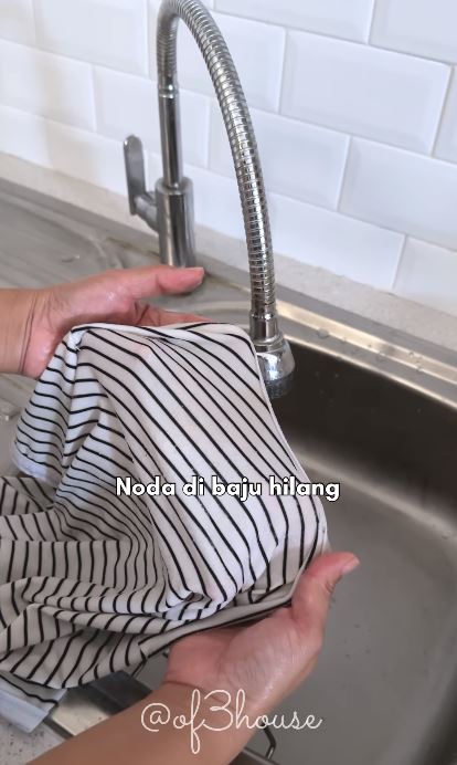 Jangan langsung disikat detergen, ini cara hilangkan noda saus di kaus putih cukup pakai 1 bahan dapur