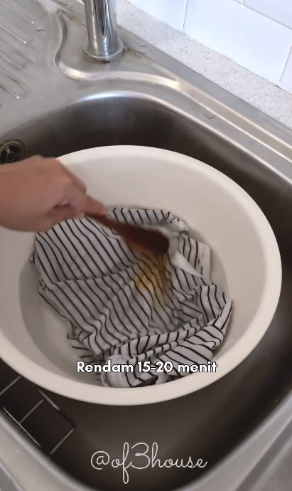 Jangan langsung disikat detergen, ini cara hilangkan noda saus di kaus putih cukup pakai 1 bahan dapur