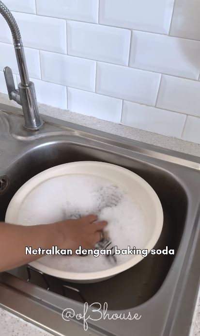 Jangan langsung disikat detergen, ini cara hilangkan noda saus di kaus putih cukup pakai 1 bahan dapur