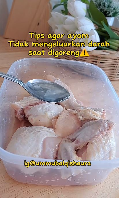 Tak perlu disayat satu-satu, ini cara menghilangkan sisa darah daging ayam sebelum digoreng