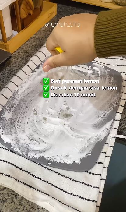 Trik emak-emak basmi jamur dan noda kunyit di talenan plastik ini auto kinclong pakai 3 bahan dapur