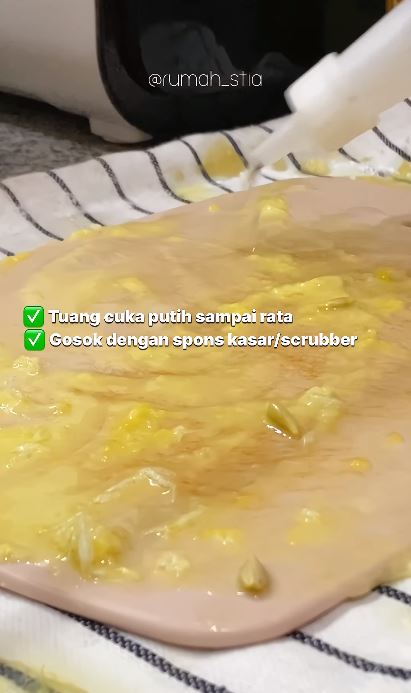 Trik emak-emak basmi jamur dan noda kunyit di talenan plastik ini auto kinclong pakai 3 bahan dapur