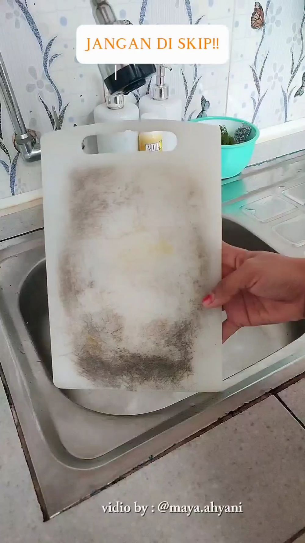 Bukan digosok baking soda, ini trik hilangkan noda hitam di talenan plastik cuma tambah 1 bumbu dapur