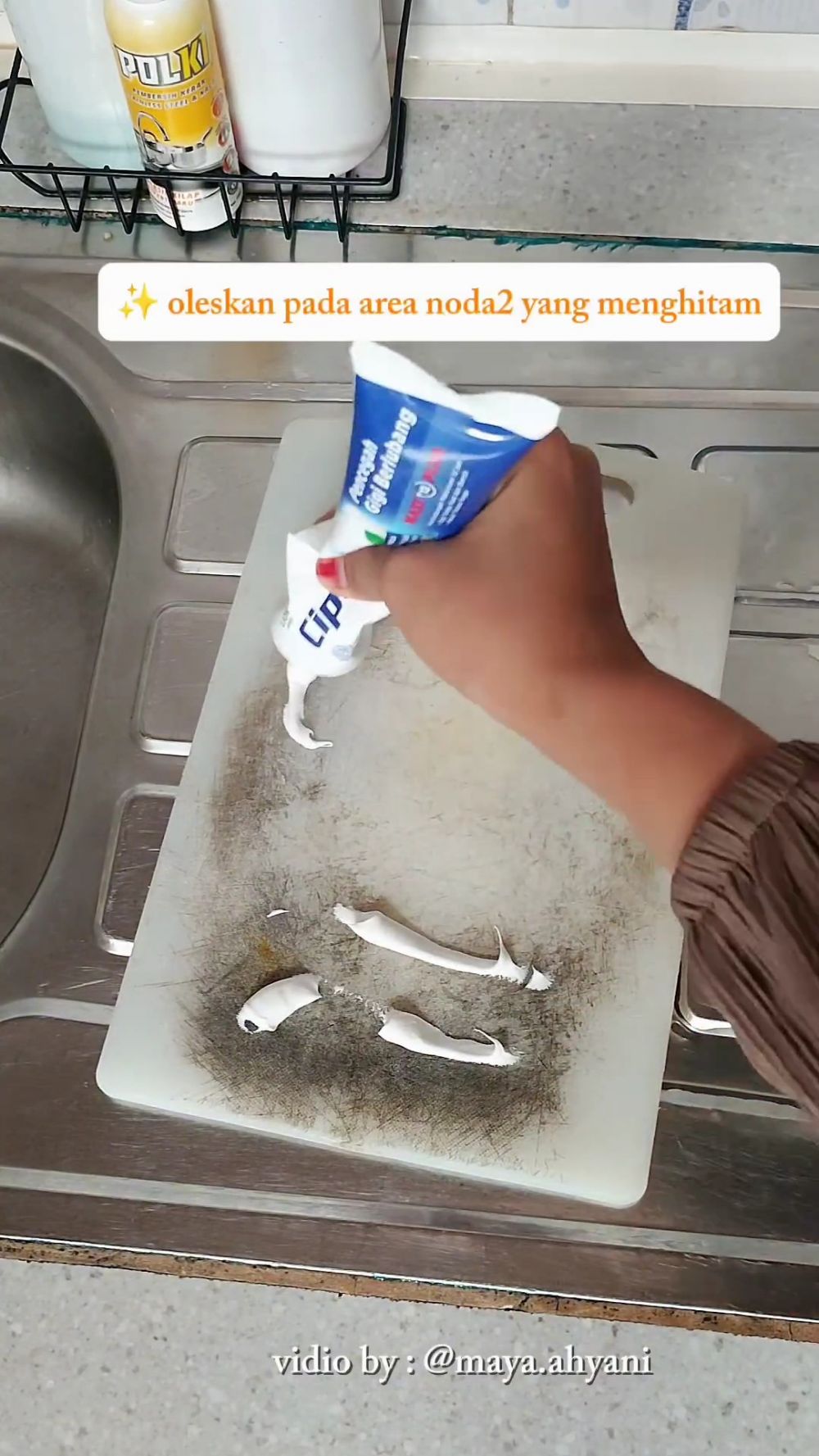 Bukan digosok baking soda, ini trik hilangkan noda hitam di talenan plastik cuma tambah 1 bumbu dapur