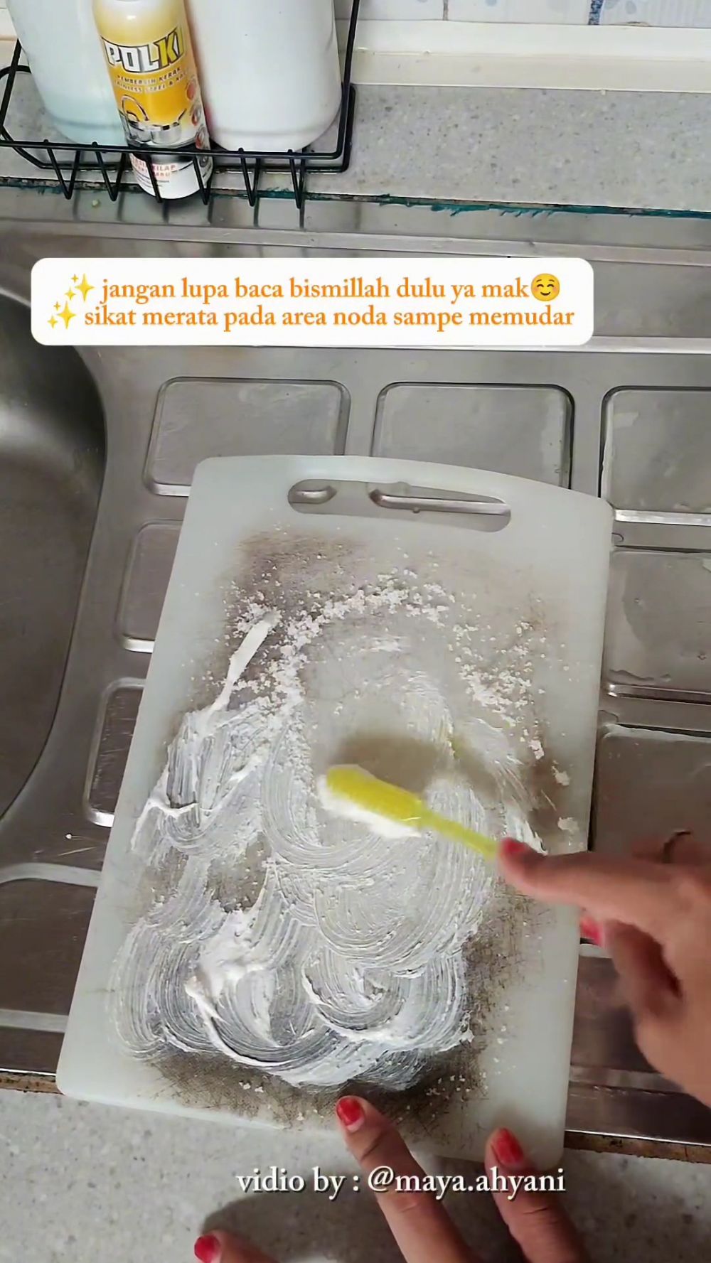 Bukan digosok baking soda, ini trik hilangkan noda hitam di talenan plastik cuma tambah 1 bumbu dapur