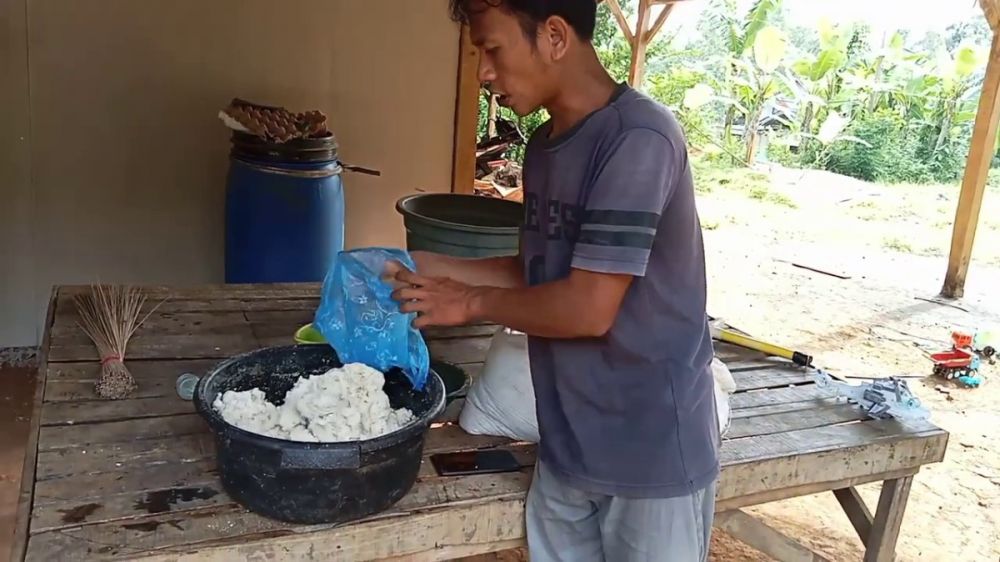 Instead of using grass, this is a way to increase the goat's appetite