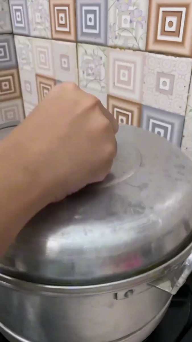 Tanpa metode siram, ini trik menanak nasi di panci agar matang sempurna dalam waktu 30 menit