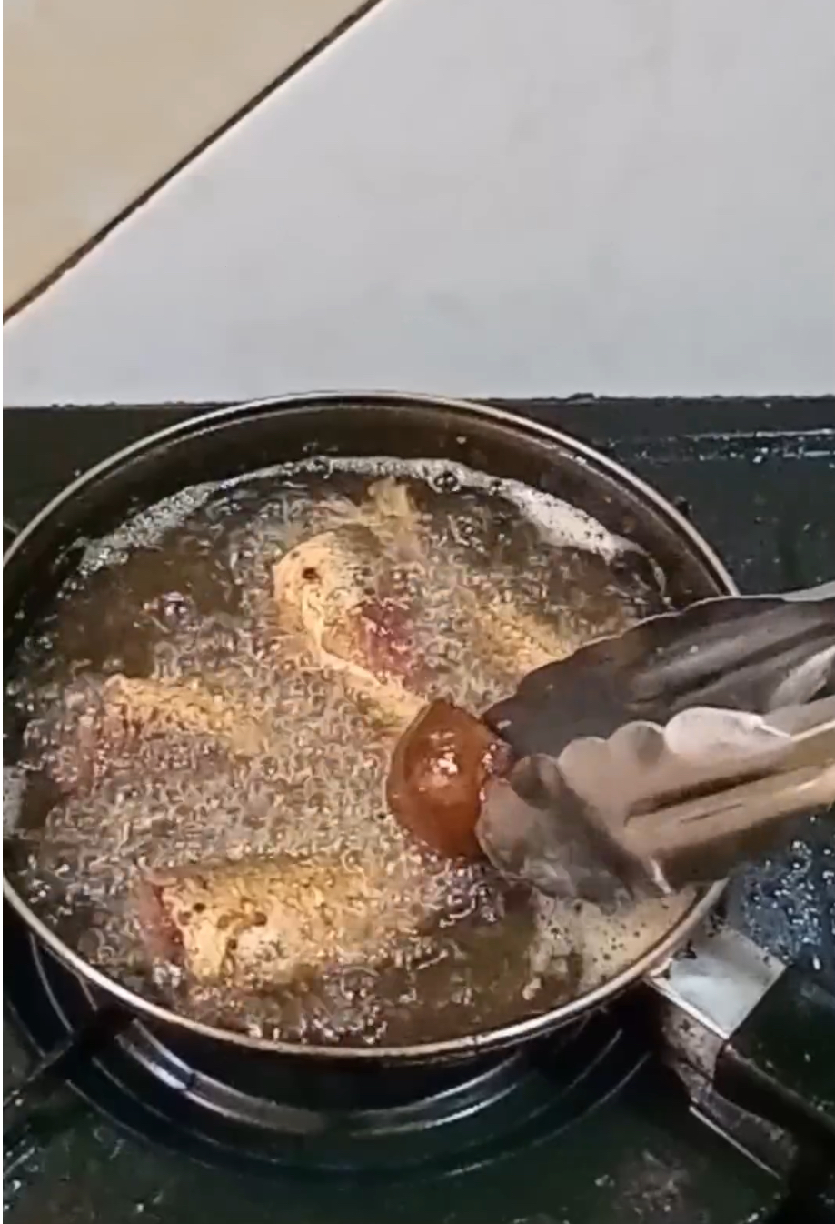 Tak perlu pakai jahe, ini trik menggoreng ikan agar nggak bau amis cuma andalkan 1 ampas dapur