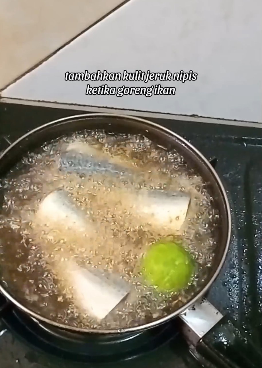 Tak perlu pakai jahe, ini trik menggoreng ikan agar nggak bau amis cuma andalkan 1 ampas dapur