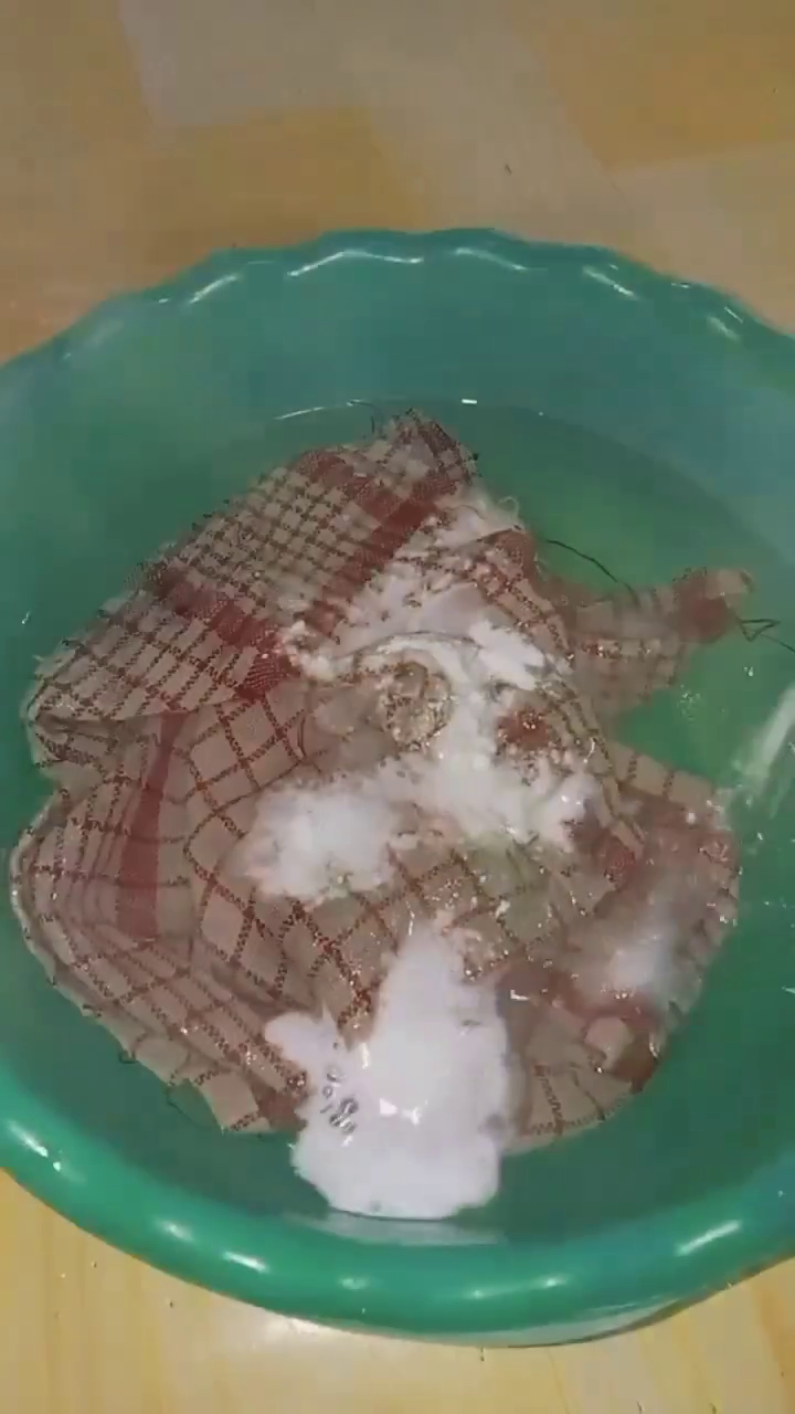 Tak perlu disikat, trik cuci serbet dapur buluk ala emak-emak ini ampuh basmi bau apek