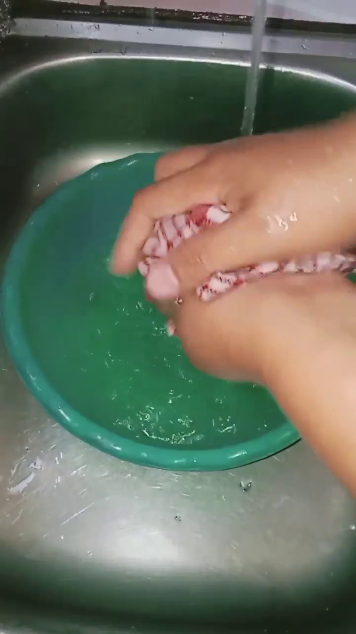 Tak perlu disikat, trik cuci serbet dapur buluk ala emak-emak ini ampuh basmi bau apek