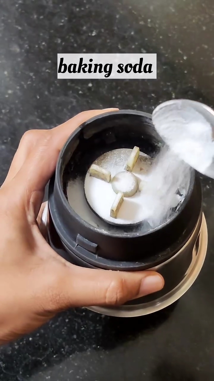 Bukan digosok sabun, ini cara praktis bersihkan mesin blender kusam agar kinclong pakai 1 bahan dapur