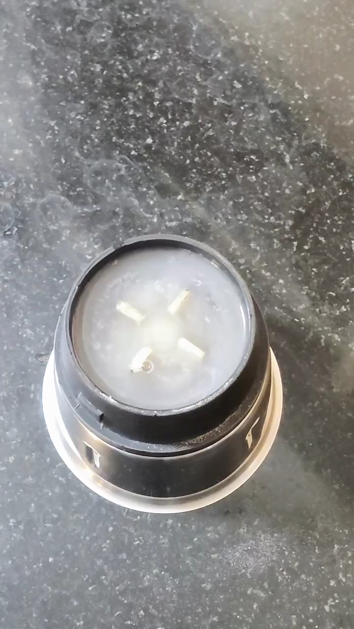 Bukan digosok sabun, ini cara praktis bersihkan mesin blender kusam agar kinclong pakai 1 bahan dapur