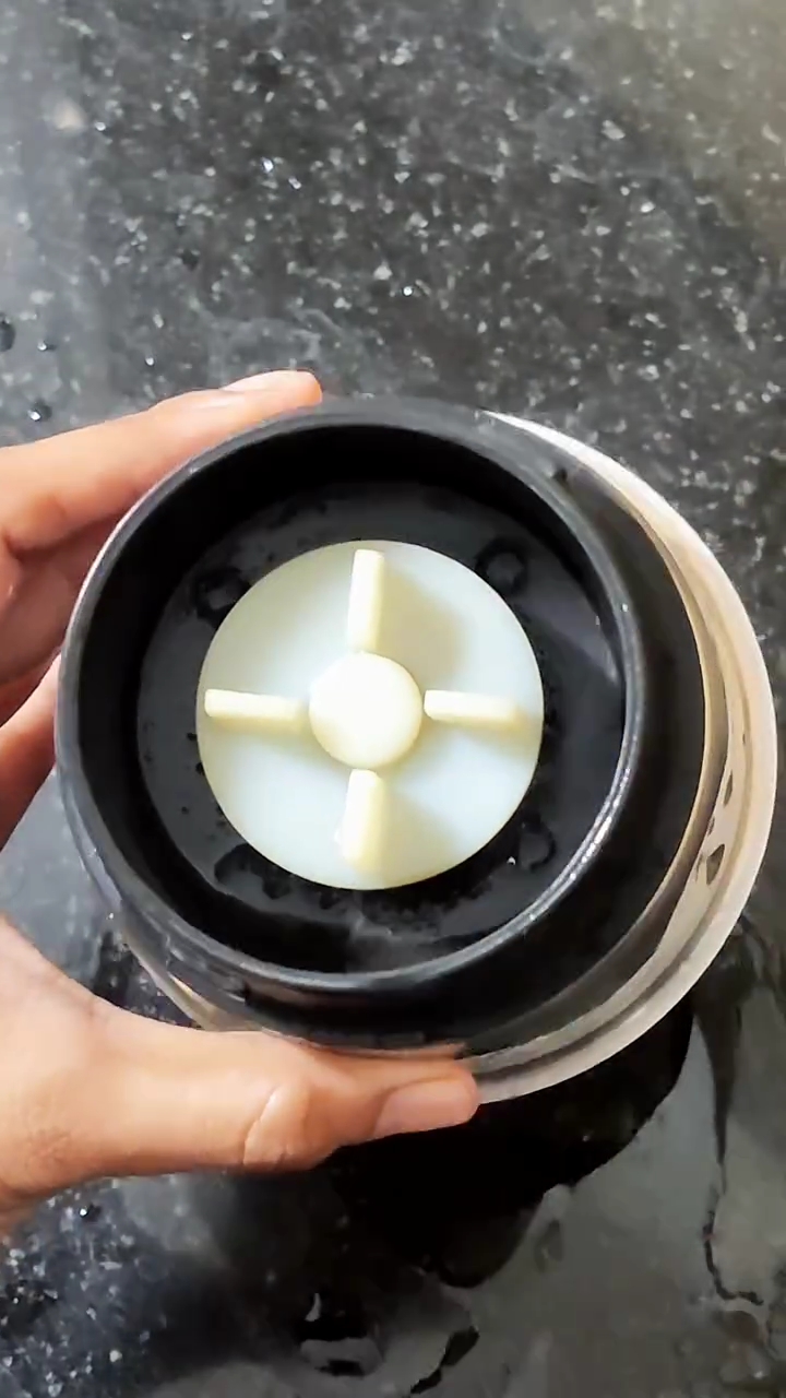 Bukan digosok sabun, ini cara praktis bersihkan mesin blender kusam agar kinclong pakai 1 bahan dapur