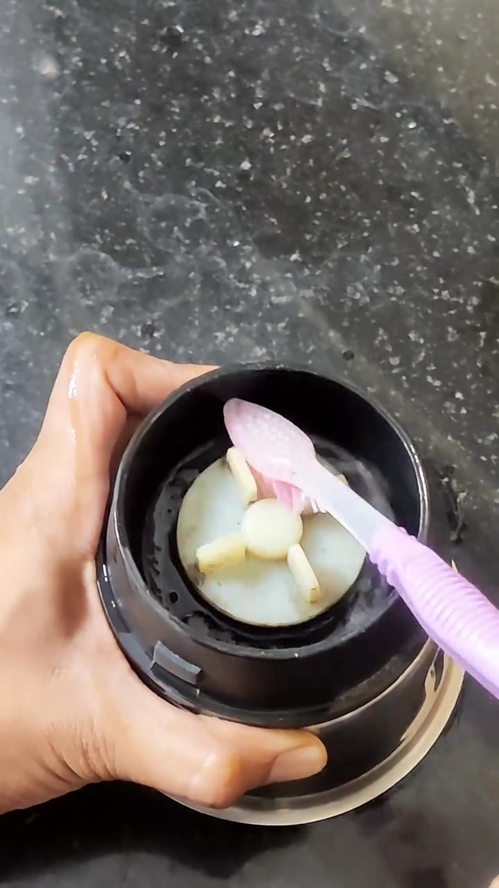 Bukan digosok sabun, ini cara praktis bersihkan mesin blender kusam agar kinclong pakai 1 bahan dapur