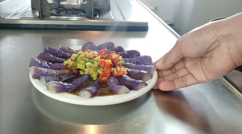 Bukan direndam cuka, ini trik memasak terong ungu agar cerah tak kehitaman andalkan 1 bahan dapur