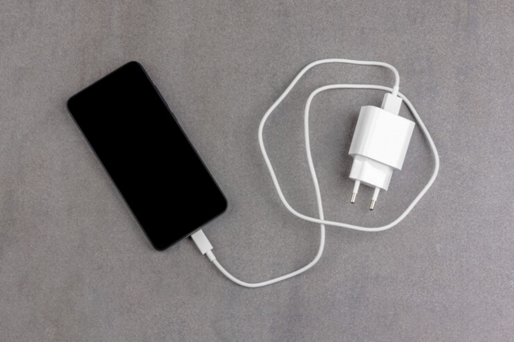 Ini penyebab strongpengisian daya/strong ponsel kamu lemot, begini caranya agar jadi lebih cepat